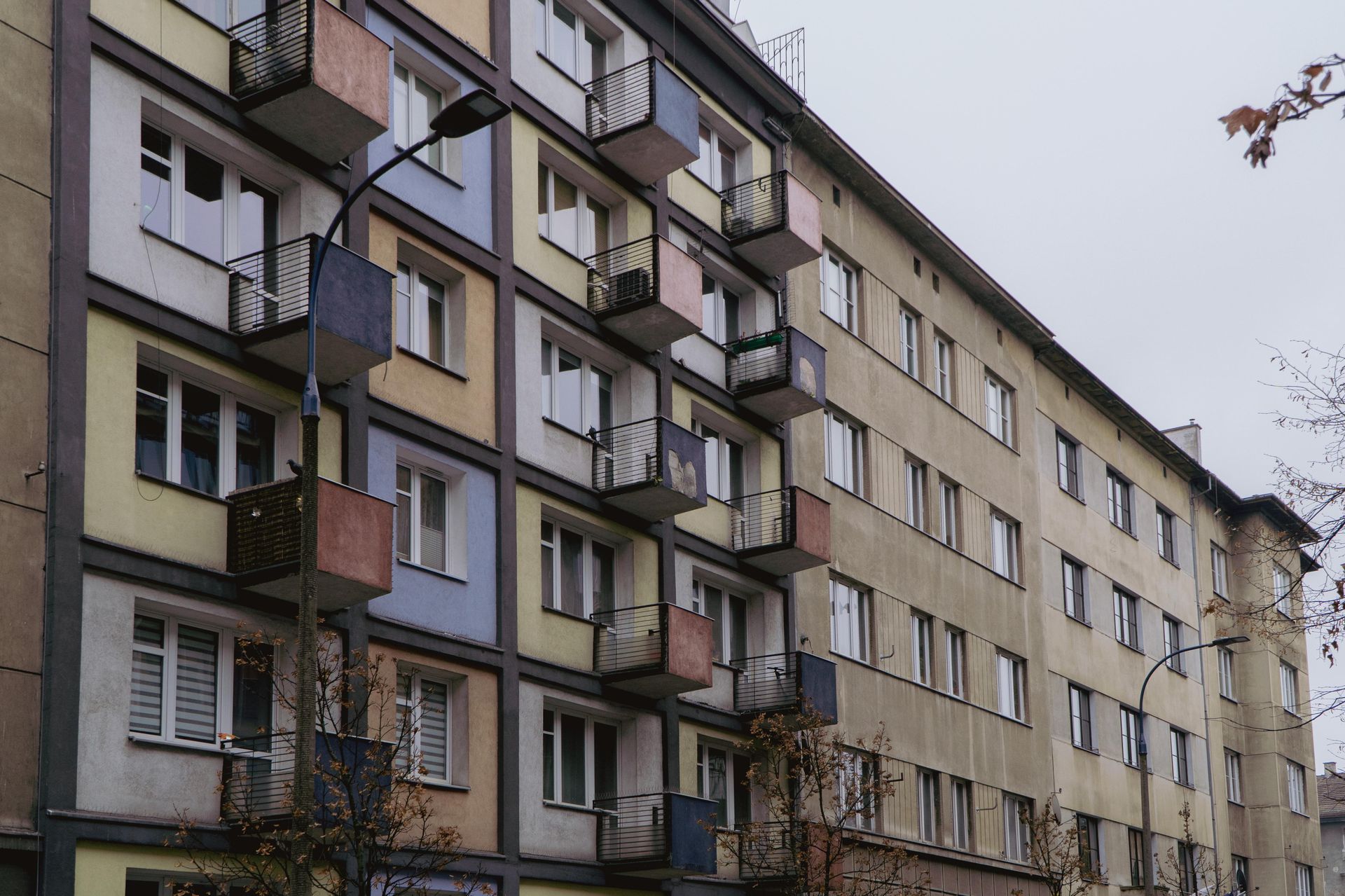 Mazowiecka 5 w Krakowie. Kolorowa plomba