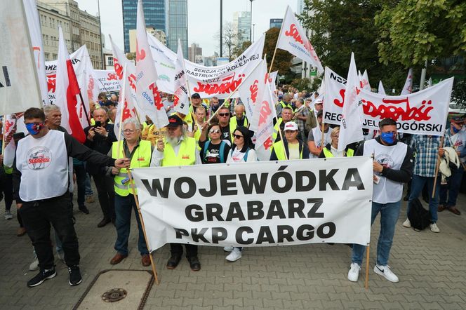 Protest związków zawodowych PKP Cargo i Poczty Polskiej w Warszawie