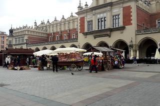 Na krakowskim Rynku trwają Targi Wielkanocne. Jeszcze zdążycie je odwiedzić! [GALERIA ZDJĘĆ]