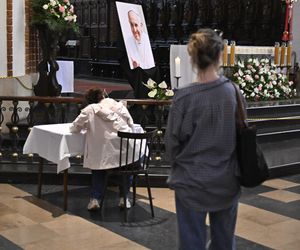 Warszawa żegna papieża Franciszka. Poruszające wpisy w Archikatedrze 