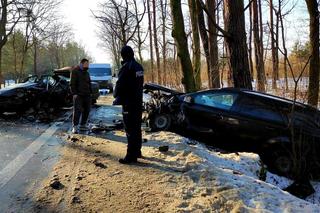 Czołowe zderzenie aut pod Warszawą