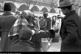 Przedświąteczny handel uliczny w Krakowie w latach 30.