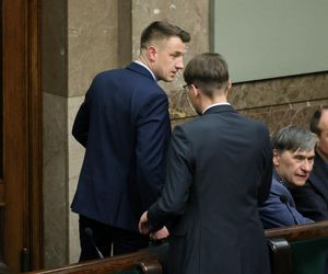 Zachowanie posła Konfederacji wzbudziło emocje w Sejmie. Hołownia musiał zareagować: Proszę opuścić salę. Nagrania krążą po sieci