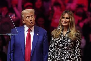 Ona była modelką, a on zagrał w filmie Kevin samym w Nowym Jorku. Historia miłości Donalda i Melanii Trump