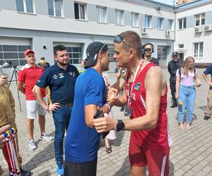 Wołodymyr Skoworodka (w niebieskiej koszulce) wręcza wyróżnienia uczestnikom ultramaratonu