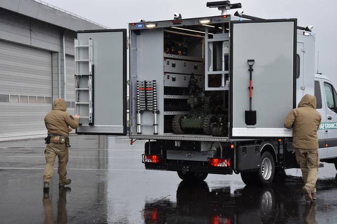 5-tonowy pirowóz trafił na lotnisko w Balicach