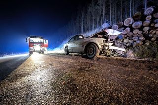 Rozbity volkswagen porzucony na drodze. Policja szuka uciekiniera!