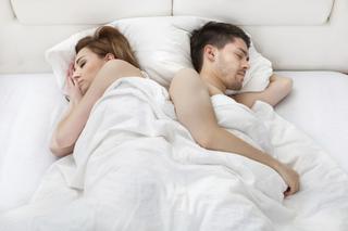 Dwoje w jednym łóżku - lepiej spać razem czy osobno?