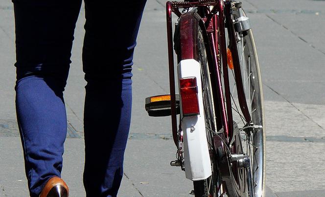 Kobieta walczy o życie po zderzeniu z rowerem elektrycznym! Wielkie kontrowersje wokół wypadku w Płocku