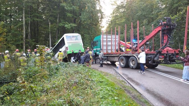 Wypadek w powiecie puckim. Autobusem jechali uczniowie