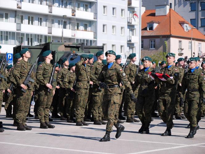 Ponad stu żołnierzy na Placu Solidarności w Olsztynie. Złożyli uroczystą przysięgę [ZDJĘCIA]