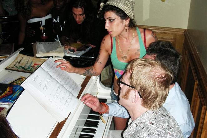 Amy Winehouse śpiewa w barze hotelowym