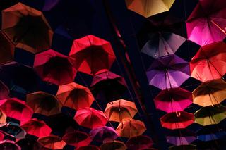 Kolorowe parasolki nad ulicą Kilińskiego w Białymstoku