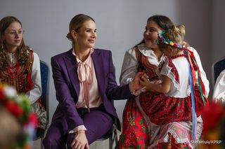 Marta Nawrocka ze łzami wzruszenia w Sulisławicach. Dzieci w ludowych strojach ją poruszyły