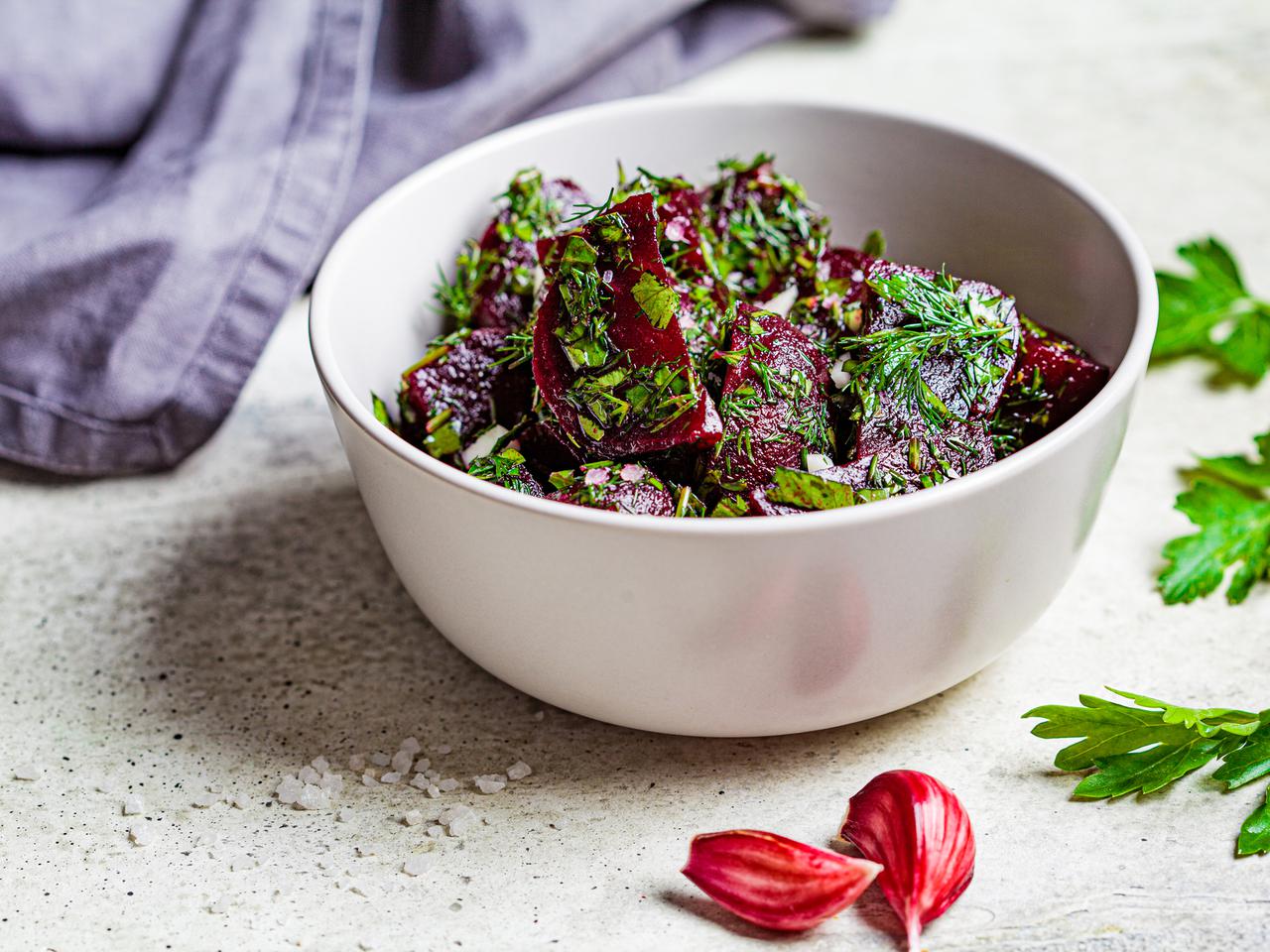 Sałatka z buraków po marokańsku: prosty przepis na wspaniałą surówkę
