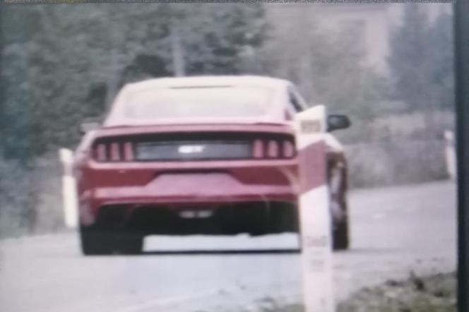 Fordem Mustangiem jechał prawie 150 km/h w terenie zabudowym