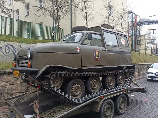 Polonez na gąsienicach? Tak, to możliwe! Studenci z Politechniki Lubelskiej przerobili kultowe auto [GALERIA]