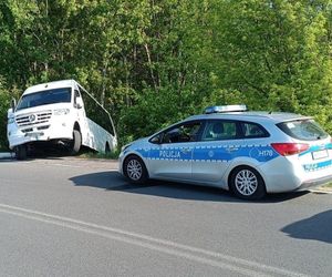 Kradziony autobus w rowie w powiecie białobrzeskim, dwóch mężczyzn zatrzymanych 