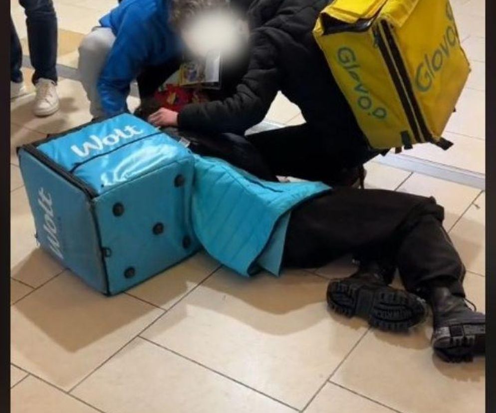 Trend z TikToka przekracza kolejne granice? „Król pełzaków” wywraca się na ludzi i tarza w jedzeniu