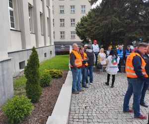 Konferencja prasowa hutników przed Ministerstwem Przemysłu w Katowicach
