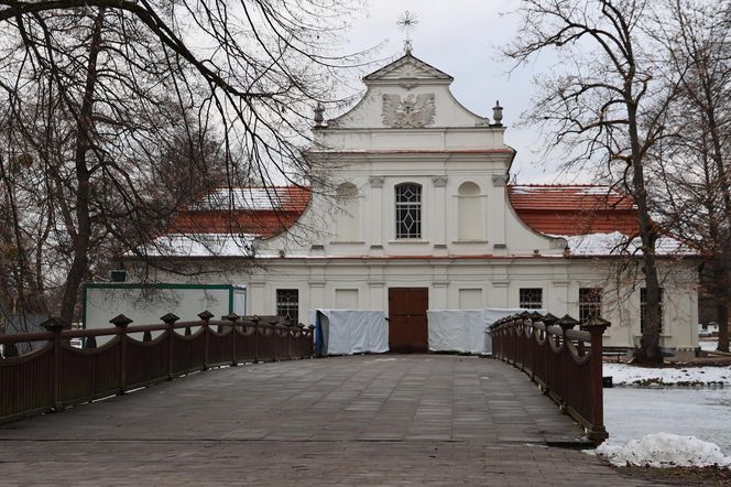 Kościół pw. św. Jana Nepomucena w Zwierzyńcu. Tak „kościół na wodzie” prezentuje się zimą