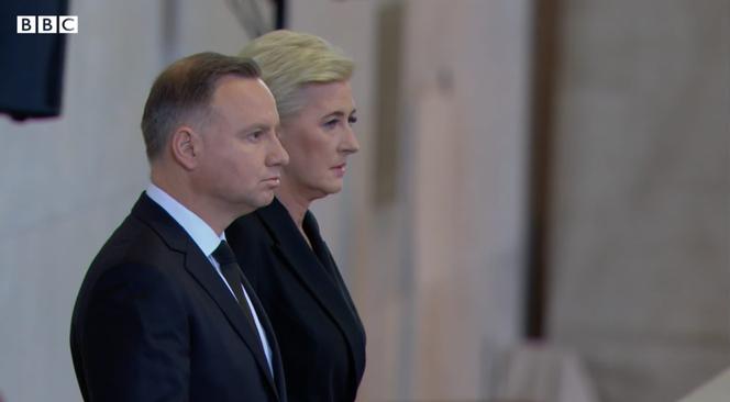 Prezydent Andrzej Duda wraz z Pierwszą Damą Agatą Kornhauser-Dudą oddali hołd zmarłej Królowej Elżbiecie II