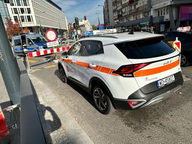 Metalowa belka przebiła tramwaj i nogę pasażera. Poszkodowany trafił do szpitala