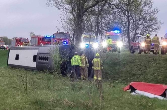 W autokarze jechało ok. 15 osób, pięciu pasażerów odniosło obrażenia w  wypadku