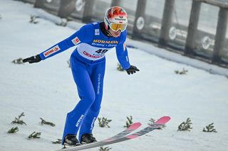 Paweł Wąsek na podium w konkursie Pucharu Świata w skokach narciarskich w Lahti