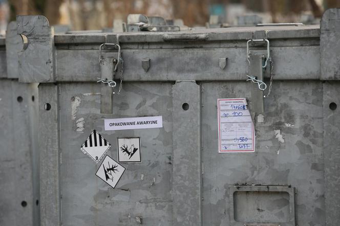 Wywożą śmieci z Targówka. 360 ton odpadów zalegało na działce przy ul. Odrowąża