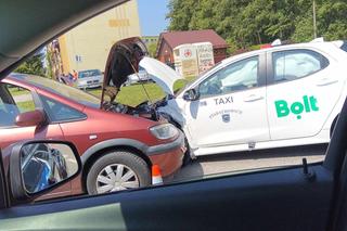 W Starachowicach osobowy opel zderzyl się z taksówką