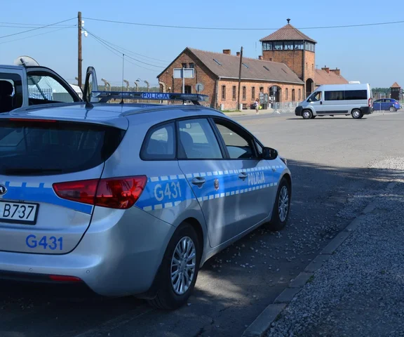 Skandal w Muzeum Auschwitz! Pijani turyści w tle