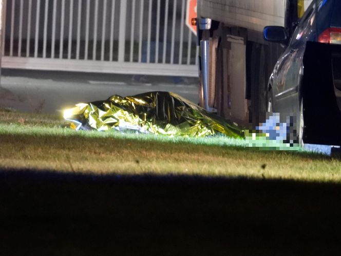 Kierowca toyoty nie przeżył potwornego uderzenia. Jego auto wbiło się w tył naczepy. Policjanci nie wykluczają jednego…