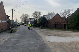 Motocyklista uderzył w znak drogowy. Nie miał uprawnień i kasku i był po alkoholu