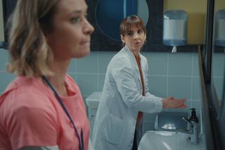 M jak miłość odc. 1867. Aneta (Ilona Janyst), pielęgniarka Laura (Klaudia Kulinicz)