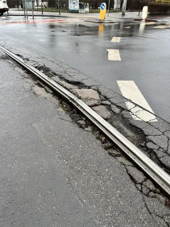 Dziury na torowisku w centrum Wrocławia. Mieszkania trzęsą się w posadach 