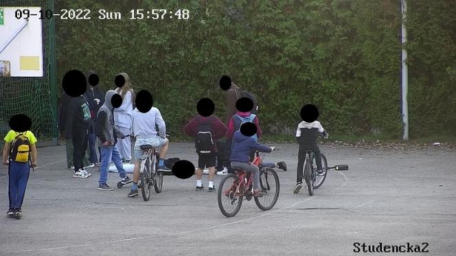 Szok! Pijane nastolatki pobiły się na ternie szkoły! Zabrało je pogotowie