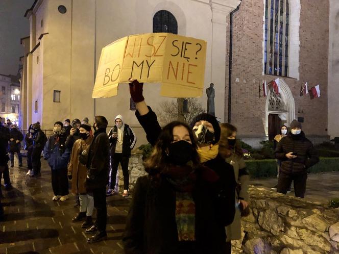 Protest przeciwko kardynałowi Stanisławowi Dziwiszowi w Krakowie