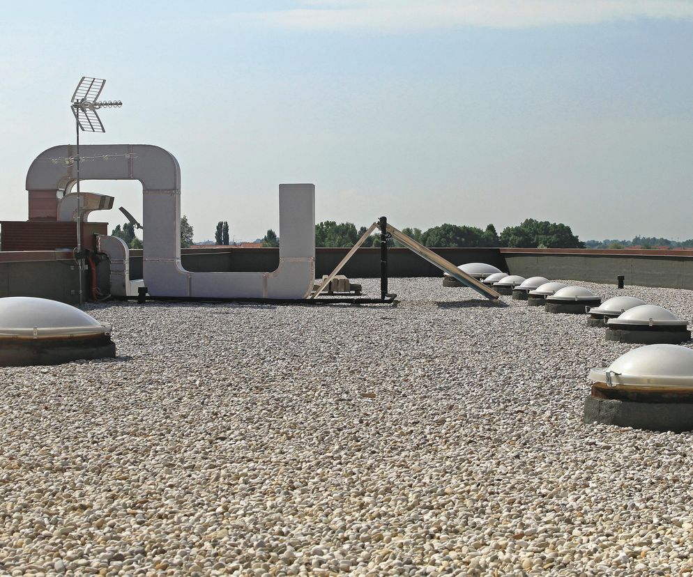 Świetliki dachowe – doświetlenie, wentylacja i komfort pracy w halach przemysłowych