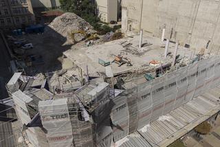 Tak wyburzają kultowy budynek w centrum miasta