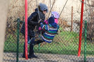 1PUBL_KATARZYNA CICHOPEK NA SPACERZE Z DZIEĆMI