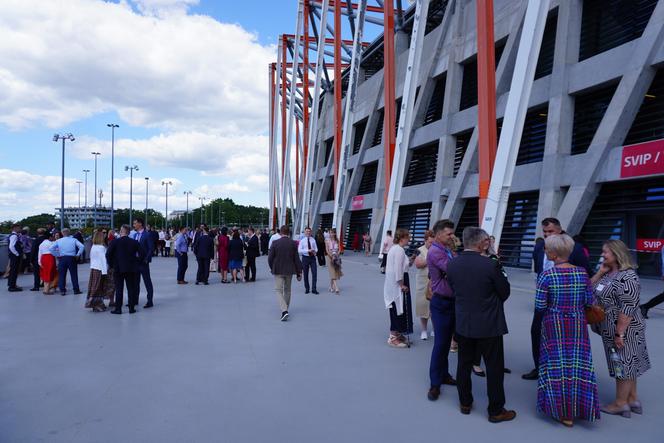 Kongres Świadków Jehowy Białystok 2024. Tłumy wiernych na Stadionie Miejskim