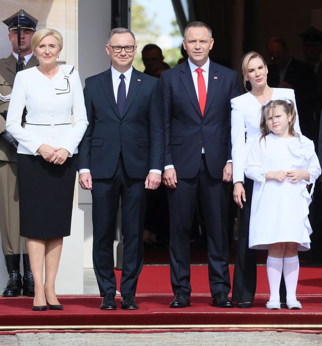 Przejście do Pałacu Prezydenckiego. Pierwsza dama się przebrała 