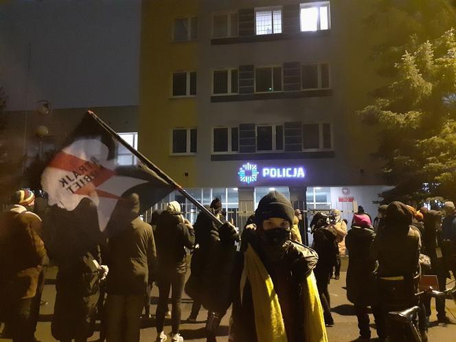 Strajk kobiet w Toruniu. Protest pod komendą policji. "Tchórze, tchórze!" 