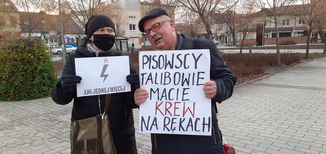 Ani jednej więcej. PROTEST w Starachowicach po śmierci 30-letniej kobiety