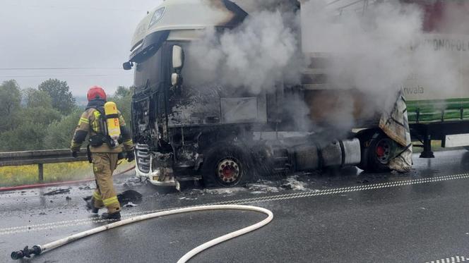 Ogromny pożar tira w Jeleniej Górze. Kłęby dymu nad obwodnicą 