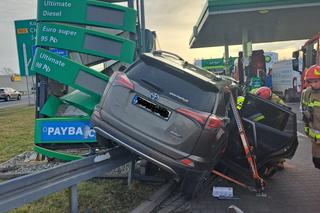 Roztrzaskał auto na stacji benzynowej. Zakleszczonego kierowcę wyciągali strażacy