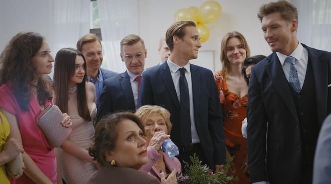 M jak miłość odc. 1890. Barbara (Teresa Lipowska), Marysia (Małgorzata Pieńkowska), Olek (Maurycy Popiel), Marcin (Mikołaj Roznerski)