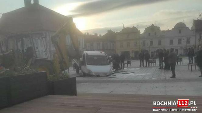 Bochnia. Dostawczak zniszczył nową fontannę na rynku [ZDJĘCIA]