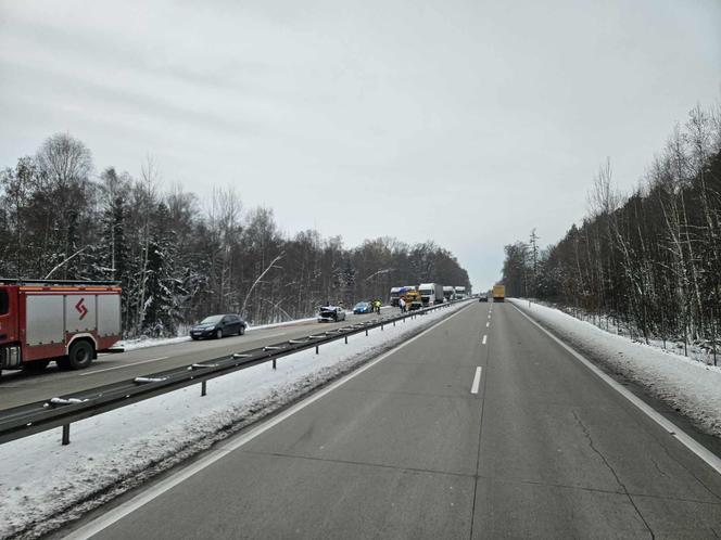 Dwie osobówki zderzyły się na autostradzie A4. Droga w kierunku Wrocławia zablokowana